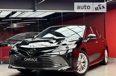 Седан Toyota Camry 2018 в Киеве