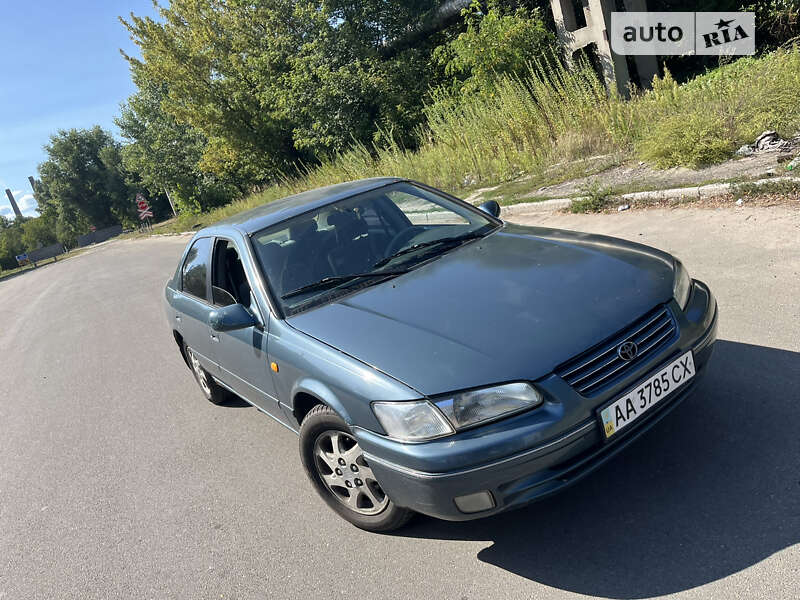 Седан Toyota Camry 2000 в Киеве