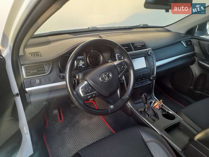 Седан Toyota Camry 2016 в Ужгороді