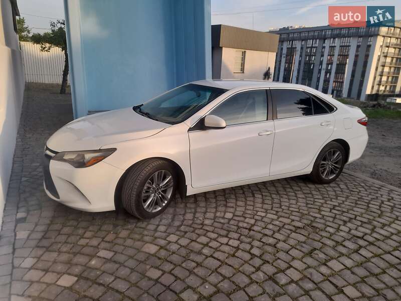 Седан Toyota Camry 2016 в Ужгороді