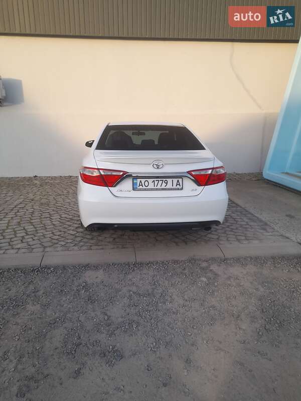 Седан Toyota Camry 2016 в Ужгороді