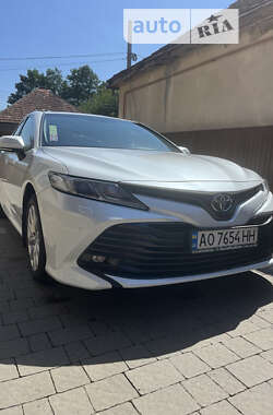 Седан Toyota Camry 2019 в Сваляве