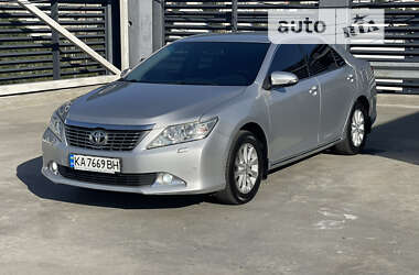 Седан Toyota Camry 2013 в Києві