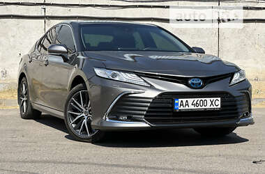 Седан Toyota Camry 2023 в Киеве