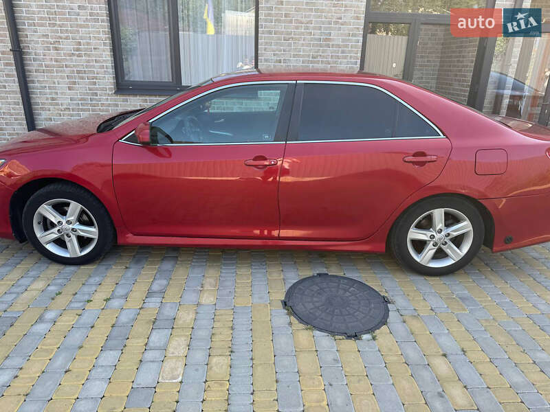 Седан Toyota Camry 2014 в Красилові