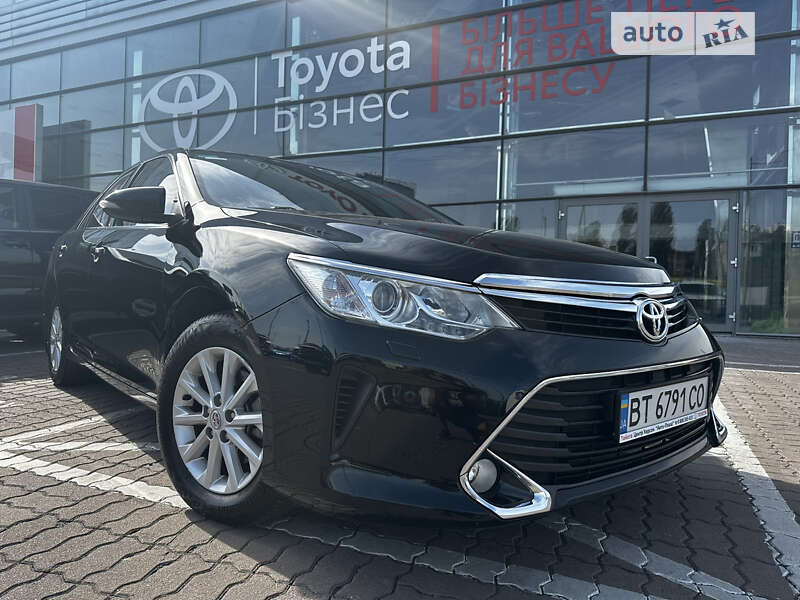 Седан Toyota Camry 2016 в Киеве