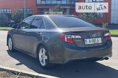 Седан Toyota Camry 2013 в Дніпрі