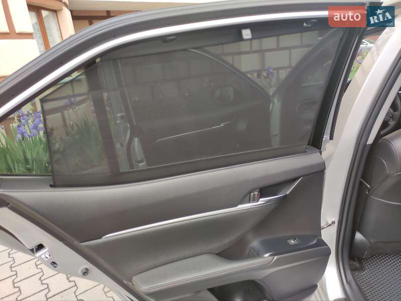 Седан Toyota Camry 2019 в Хмельницком