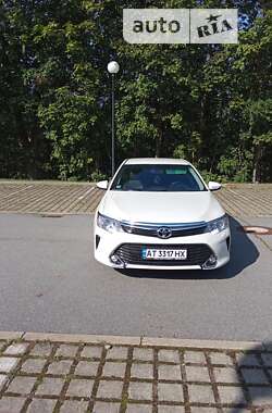 Седан Toyota Camry 2016 в Киеве