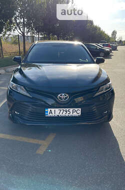 Седан Toyota Camry 2018 в Киеве