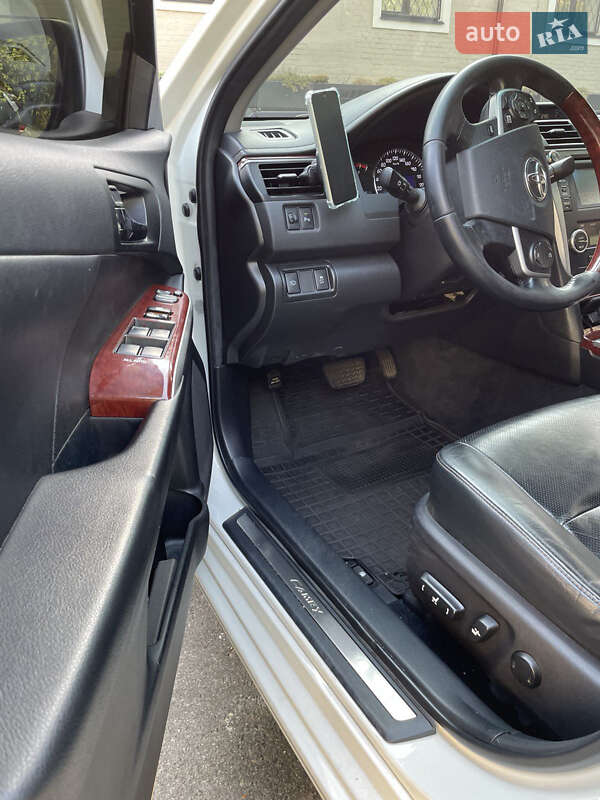 Седан Toyota Camry 2013 в Києві