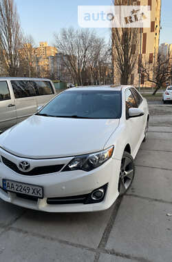 Седан Toyota Camry 2013 в Києві