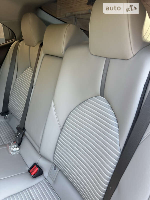 Седан Toyota Camry 2019 в Кривом Роге