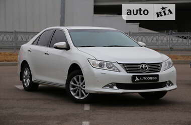 Седан Toyota Camry 2014 в Киеве