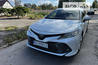 Седан Toyota Camry 2019 в Шепетовке