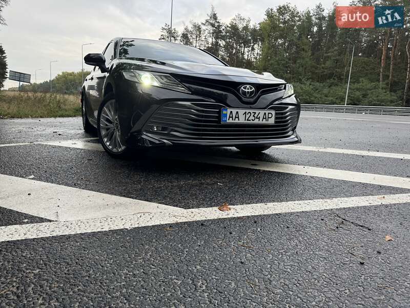 Седан Toyota Camry 2018 в Києві