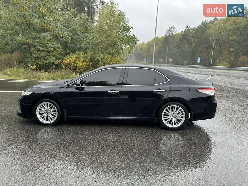 Седан Toyota Camry 2018 в Києві