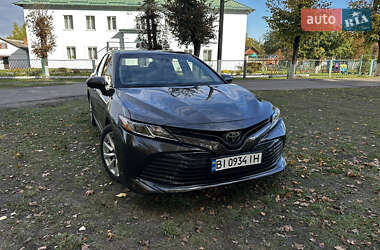 Седан Toyota Camry 2018 в Полтаве