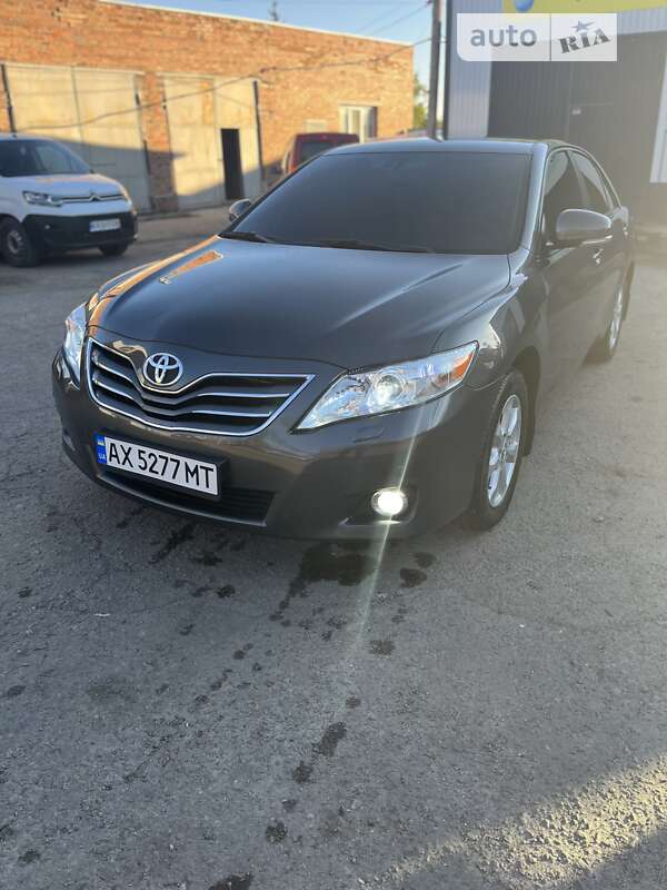 Седан Toyota Camry 2011 в Харкові