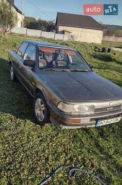 Седан Toyota Camry 1989 в Кременці