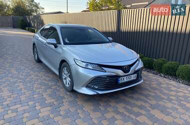 Седан Toyota Camry 2019 в Волочиске