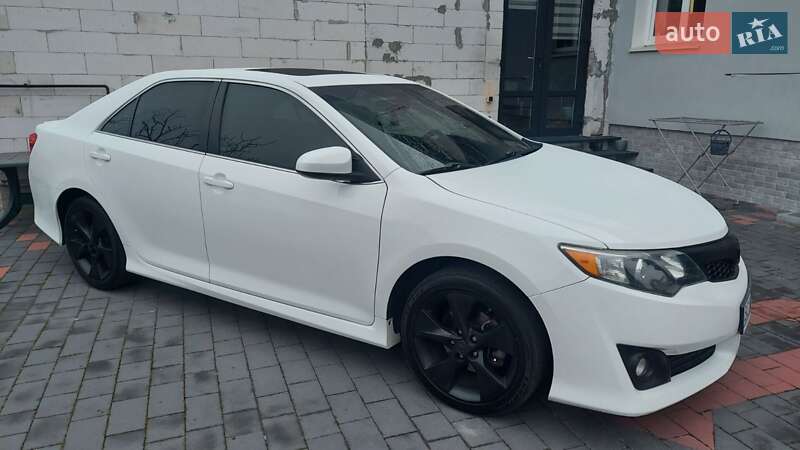 Седан Toyota Camry 2013 в Стрые