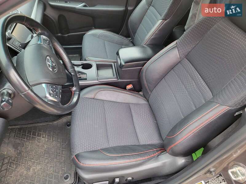 Седан Toyota Camry 2015 в Полтаві