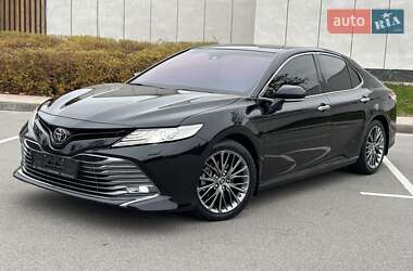 Седан Toyota Camry 2017 в Киеве