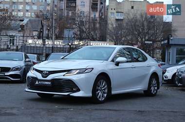 Седан Toyota Camry 2019 в Киеве