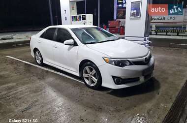 Седан Toyota Camry 2013 в Киеве