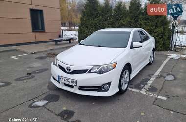 Седан Toyota Camry 2013 в Киеве