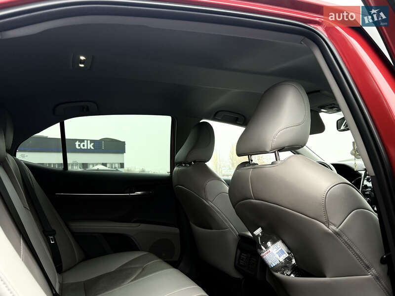 Седан Toyota Camry 2019 в Тернополе