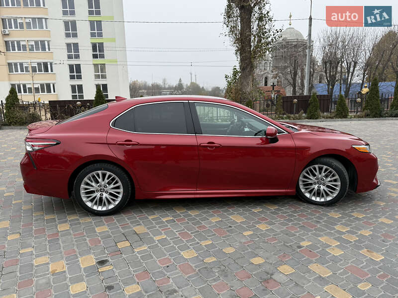 Седан Toyota Camry 2019 в Тернополе