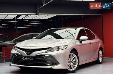 Седан Toyota Camry 2019 в Киеве