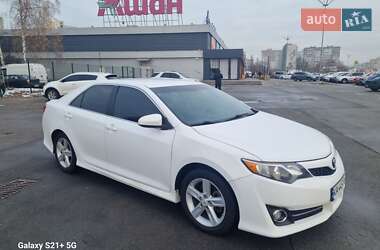 Седан Toyota Camry 2013 в Киеве