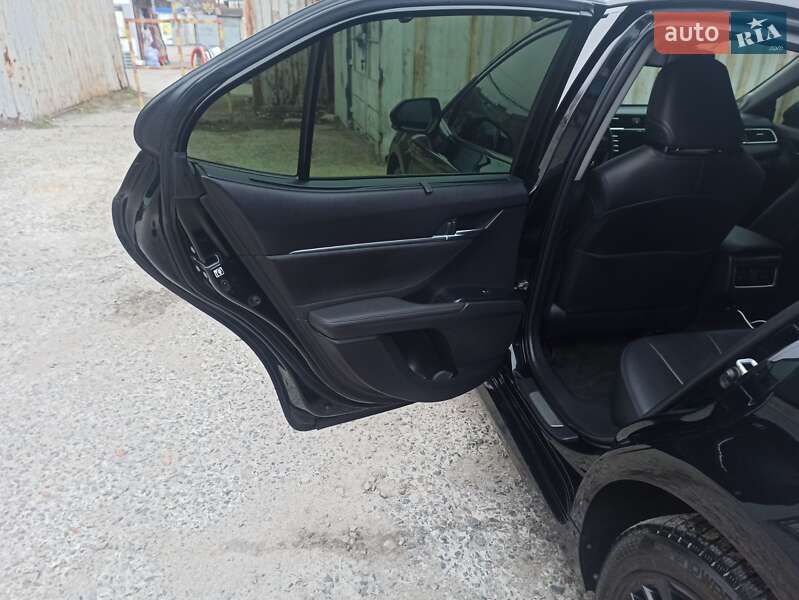 Седан Toyota Camry 2018 в Дніпрі