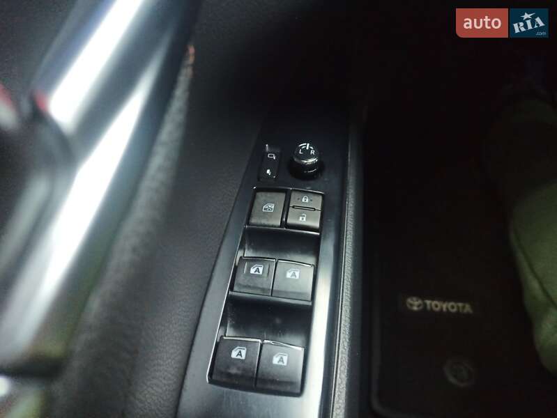 Седан Toyota Camry 2018 в Дніпрі