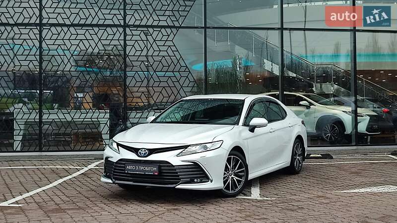 Седан Toyota Camry 2023 в Києві