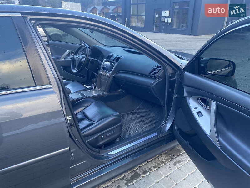 Седан Toyota Camry 2010 в Ивано-Франковске