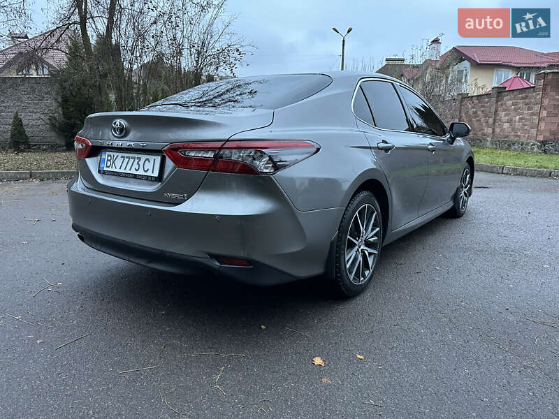 Седан Toyota Camry 2023 в Ровно