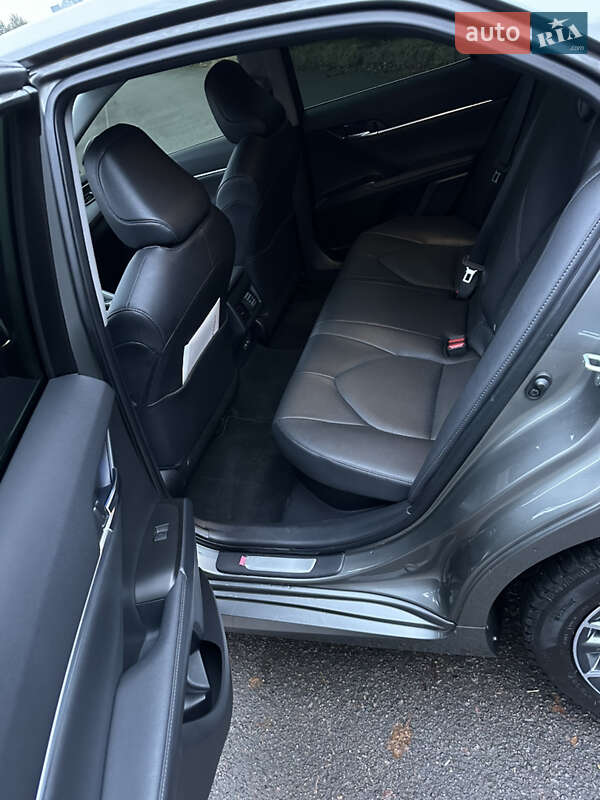 Седан Toyota Camry 2023 в Ровно