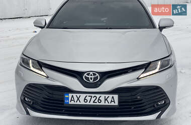 Седан Toyota Camry 2019 в Киеве