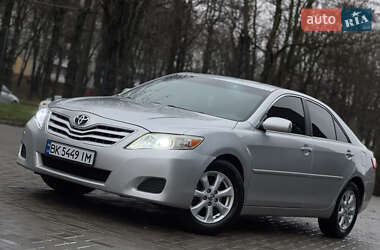 Седан Toyota Camry 2010 в Ровно