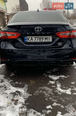 Седан Toyota Camry 2020 в Києві