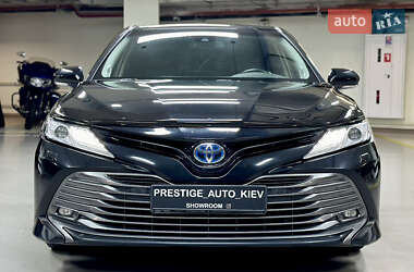 Седан Toyota Camry 2019 в Киеве