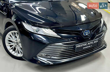 Седан Toyota Camry 2019 в Киеве