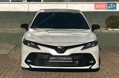 Седан Toyota Camry 2018 в Черновцах