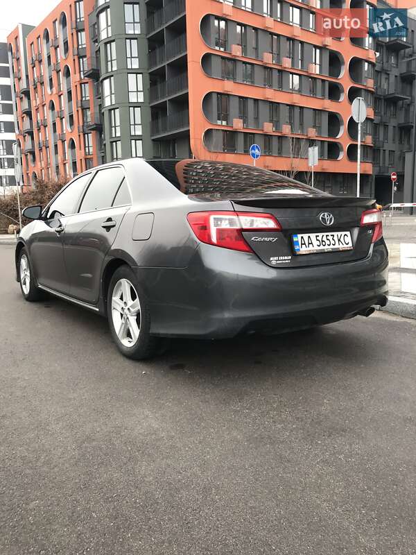 Седан Toyota Camry 2013 в Киеве