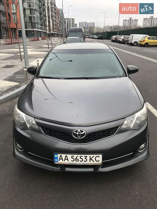 Седан Toyota Camry 2013 в Киеве