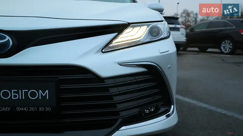 Седан Toyota Camry 2023 в 